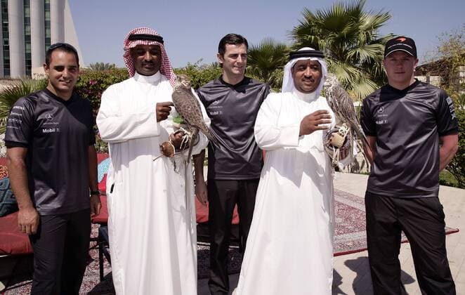 Zwei arabische Falkner mit den McLaren Mercedes Piloten, v. li.: Juan Pablo Montoya (Kolumbien), Testfahrer Pedro de la Rosa (Spanien) und Kimi Räikkönen (Finnland) Motorsport Grand Prix Herren Großer Preis von Bahrain 2006, Formel 1 Weltmeisterschaft, F1, F, GP, WM, Gruppe Sakhir Manama Freude,