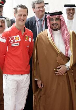 Michael Schumacher (Deutschland Ferrari, li.) und Kronprinz Scheich Salman Bin Hamad Al Khalifa (Bahrain) Motorsport Grand Prix Herren Großer Preis von Bahrain 2006, Formel 1 Weltmeisterschaft, F1, F, GP, WM, Gruppe Sakhir Manama Freude,