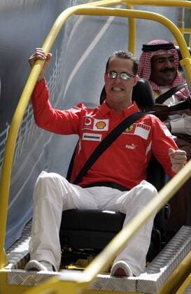 Michael Schumacher (Deutschland Ferrari, vorn) mit einem Araber in der Think before you drive campaign launch der Bahrain University Motorsport Grand Prix Herren Großer Preis von Bahrain 2006, Formel 1 Weltmeisterschaft, F1, F, GP, WM, Gruppe Sakhir Manama Komik,