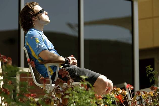 Fernando Alonso (Spanien Renault) genießt ein Sonnenbad Motorsport Grand Prix Herren Großer Preis von Bahrain 2006, Formel 1 Weltmeisterschaft, F1, F, GP, WM, Einzelbild Sakhir Manama