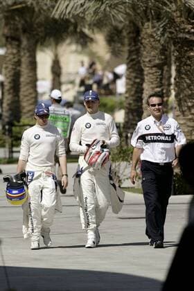 V. li.: Nick Heidfeld (Deutschland), Testfahrer Robert Kubica (Polen) und Teammanager Beat Zehnder (Schweiz alle BMW Sauber) Motorsport Grand Prix Herren Großer Preis von Bahrain 2006, Formel 1 Weltmeisterschaft, F1, F, GP, WM, Gruppe Sakhir Manama