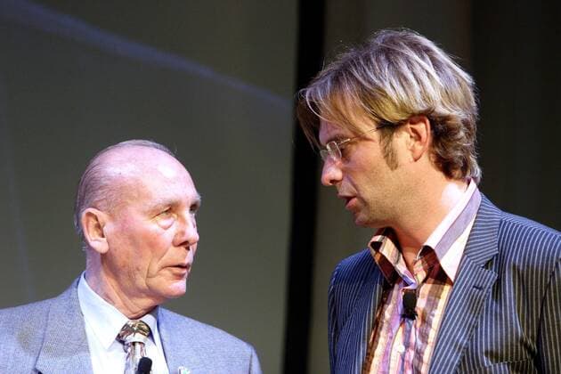 Trainer Jürgen Klopp (FSV Mainz 05, li.) im Gespräch mit Horst Eckel (Deutschland) während des Hanauer Forums 2006 Fußball WM Herren Hanauer Forum zur Weltmeisterschaft 2006, Vorschau, Diskussion, Gesprächsrunde, Diskussionsrunde Gruppe Hanau