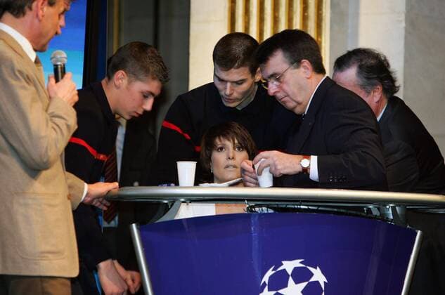 TF 1 Moderatorin Carole Rousseau (Frankreich) erleidet einen Schwächeanfall während der Auslosung der Champions League Viertelfinals Fußball EC 1 Herren Champions League 2005 2006, Viertelfinale, Auslosung, Ziehung, auslosen Gruppe pan13054 Paris  