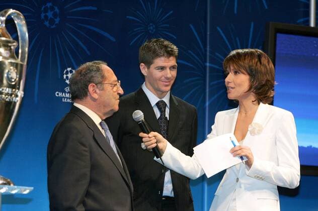 Francisco Gento Lopez (Spanien, li.) und Steven Gerrard (FC Liverpool) im Interview bei TF 1 Moderatorin Carole Rousseau (Frankreich) anläßlich der Auslosung der Champions League Viertelfinals Fußball EC 1 Herren Champions League 2005 2006, Viertelfinale, Auslosung, Ziehung, auslosen Gruppe pan13054 Paris  