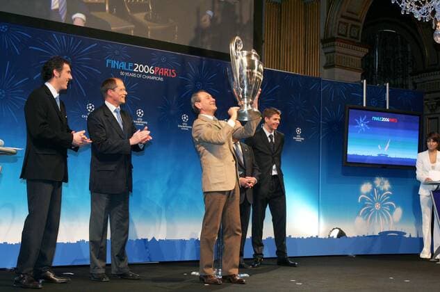 Auslosung der Champions League Viertelfinals, v.li.: Laurent Blanc, Botschafter des Finals in Paris, UEFA Generaldirektor Lars Christer Olsson (Schweden), Bertrand Delanoe (Frankreich Parti Socialiste), Bürgermeister von Paris, und ... Fußball EC 1 Herren Champions League 2005 2006, Viertelfinale, Auslosung, Ziehung, auslosen, OB, Pokal, Trophäe Gruppe pan13054, Coupe des Clubs Champion Europeens Paris  