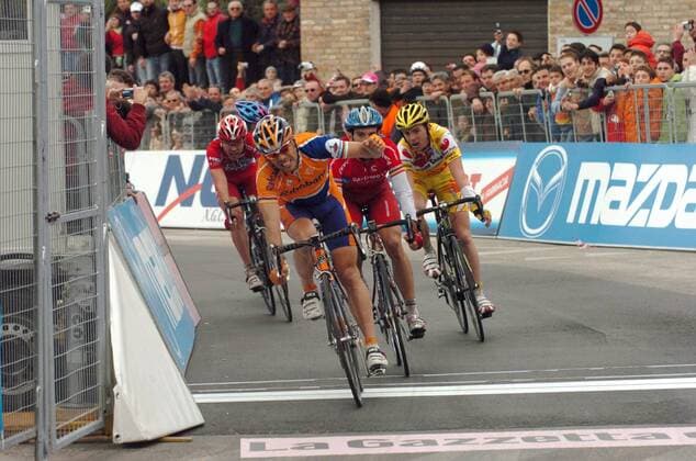 Oscar Freire Gomez (vorn, Spanien Rabobank) gewinnt vor Igor Astarloa (2.v.re., Spanien Barloworld) -  Radsport Herren 41. Tirreno Adriatico 2006, ProTour, Zwei Meere Rundfahrt, Straßenradsport, Straße, Rad, Vdig Gruppe 3. Etappe: Avezzano - Paglieta Freude,