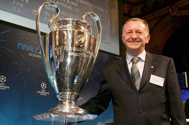 Präsident Jean Michel Aulas (Olympique Lyonnais) strahlt mit dem Coupe des Clubs Champion Europeens bei der Auslosung der Champions League Viertelfinals um die Wette Fußball EC 1 Herren Champions League 2005 2006, Viertelfinale, Auslosung, Ziehung, auslosen Einzelbild pan13054 Paris  