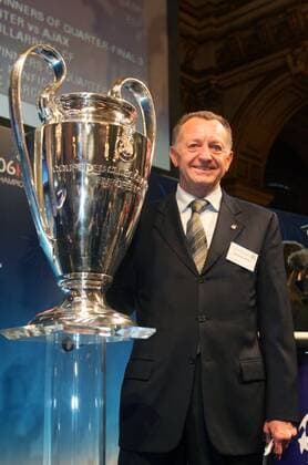 Präsident Jean Michel Aulas (Olympique Lyonnais) strahlt mit dem Coupe des Clubs Champion Europeens bei der Auslosung der Champions League Viertelfinals um die Wette Fußball EC 1 Herren Champions League 2005 2006, Viertelfinale, Auslosung, Ziehung, auslosen Einzelbild pan13054 Paris  