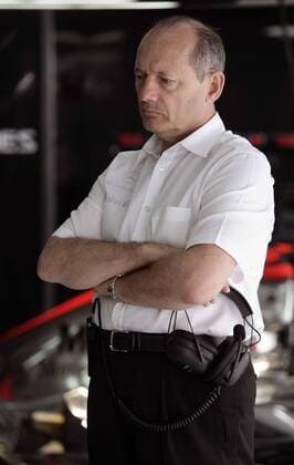 Teamchef Ron Dennis (England McLaren Mercedes) nachdenklich Motorsport Grand Prix Herren Großer Preis von Bahrain 2006, Formel 1 Weltmeisterschaft, F1, F, GP, WM Einzelbild Manama, Sakhir Nachdenklichkeit, Enttäuschung,
