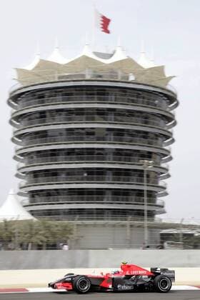 Testfahrer Markus Winkelhock (Deutschland MF1) fährt mit seinem Boliden am VIP Tower vorbei Motorsport Grand Prix Herren Großer Preis von Bahrain 2006, Formel 1 Weltmeisterschaft, F1, F, GP, WM, Freies Training Totale Bahrain International Circuit Manama, Sakhir