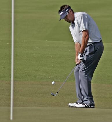 Robert Allenby (Australien) - Chip - (Icon5345014) Golf Herren The Honda Classic 2006, Classics, PGA Tour Einzelbild Palm Beach Gardens EDITORIAL USE ONLY