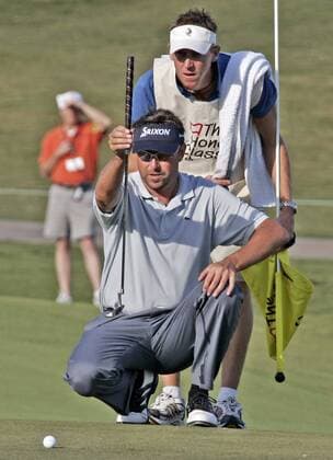 Robert Allenby (Australien, vorn) und sein Caddie taxieren die Putlinie - (Icon5345021) Golf Herren The Honda Classic 2006, Classics, PGA Tour Gruppe Palm Beach Gardens Konzentration, EDITORIAL USE ONLY