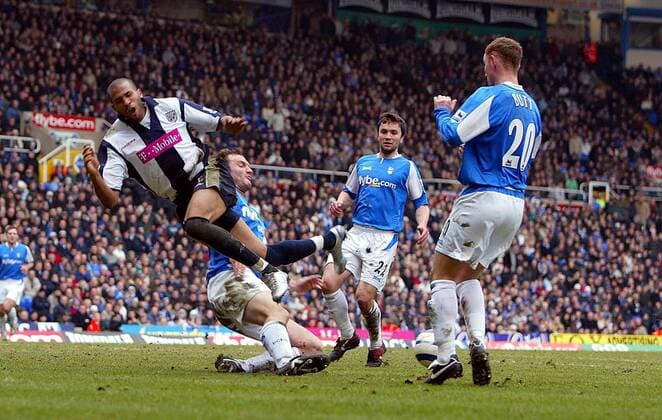 Diomansy Kamara (West Brom, li.) wird von Martin Latka (2.v.li.) im Strafraum gefoult, rechts Nicky Butt, hi. Damien Johnson (alle Birmingham) -  Fußball Herren English Premier League 2005 2006, 1. Englische Liga, Birmingham City - West Bromwich Albion 1:1, Gruppe Birmingham Dynamik, Kampf,