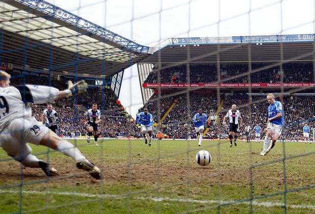 Mikael Forssell (Birmingham, re.) erzielt per Elfmeter das 1:0 gegen Torwart Tomasz Kuszczak (West Brom) -  Fußball Herren English Premier League 2005 2006, 1. Englische Liga, Birmingham City - West Bromwich Albion 1:1, Totale St Andrews Ground Birmingham Dynamik,