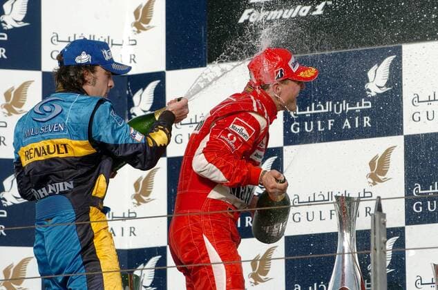 Siegerehrung nach dem GP von Bahrain 2006 - Sieger Fernando Alonso (Spanien Renault, li.) und Michael Schumacher (Deutschland Ferrari) bei der Sektdusche Motorsport Grand Prix Herren Großer Preis von Bahrain 2006, Formel 1 Weltmeisterschaft, F1, F, GP, WM Gruppe Bahrain International Circuit Manama, Sakhir Begeisterung, Freude,