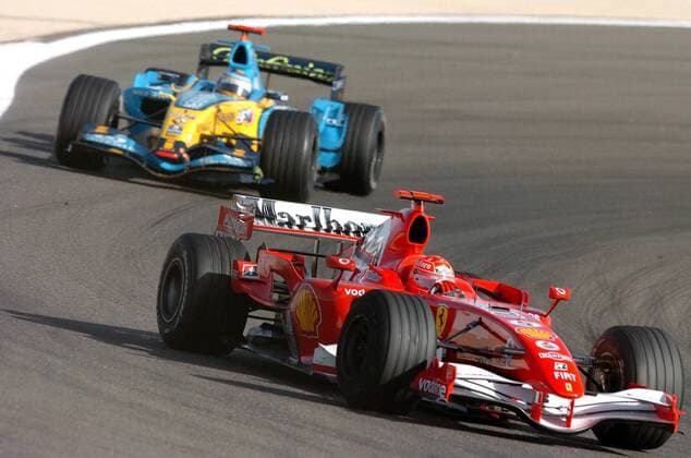 Michael Schumacher (Deutschland Ferrari) in seinem Boliden vor Fernando Alonso (Spanien Renault) Motorsport Grand Prix Herren Großer Preis von Bahrain 2006, Formel 1 Weltmeisterschaft, F1, F, GP, WM Gruppe Bahrain International Circuit Manama, Sakhir