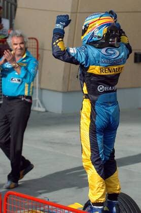 Sieger Fernando Alonso (Spanien Renault) jubelt Motorsport Grand Prix Herren Großer Preis von Bahrain 2006, Formel 1 Weltmeisterschaft, F1, F, GP, WM Einzelbild Bahrain International Circuit Manama, Sakhir Freude,