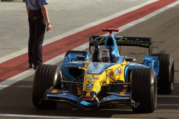 Sieger Fernando Alonso (Spanien Renault) jubelt im Cockpit seines Boliden Motorsport Grand Prix Herren Großer Preis von Bahrain 2006, Formel 1 Weltmeisterschaft, F1, F, GP, WM Einzelbild Bahrain International Circuit Manama, Sakhir Freude,
