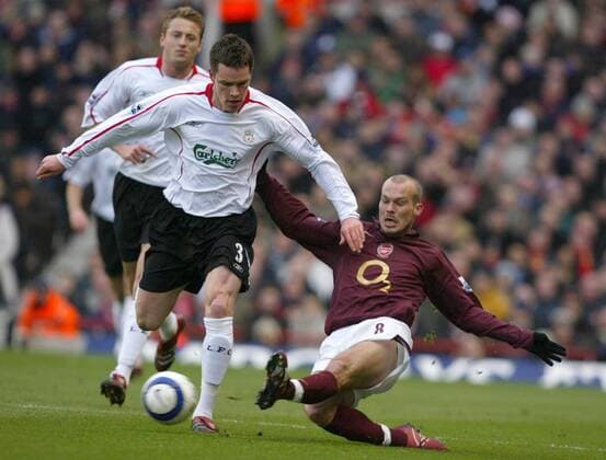 Stephen Finnan (Liverpool, li.) gegen Fredrik Ljungberg (Arsenal) -  Fußball Herren English Premier League 2005 2006, 1. Englische Liga, Arsenal FC London - FC Liverpool 2:1 Gruppe London Dynamik,