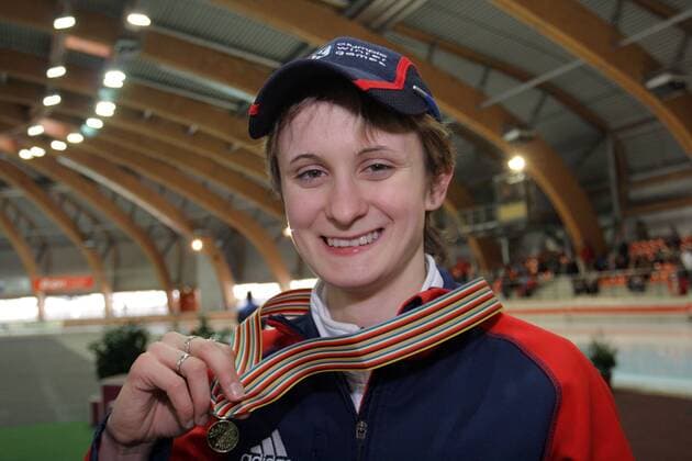 Weltmeisterin Martina Sablikova (Tschechien) präsentiert stolz ihre Goldmedaille Eisschnellauf WM Damen Junioren Weltmeisterschaft 2006, Nachwuchs, Juniorin, Juniorinnen Porträt Erfurt