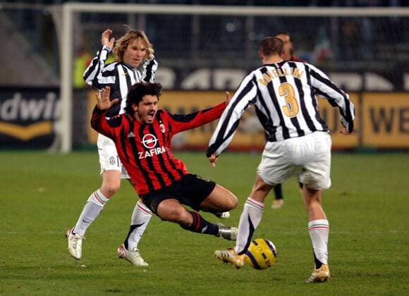 Pavel Nedved (li.) und Giorgio Chiellini (li., beide Juventus) gegen Gennaro Gattuso (Milan) Fußball Herren Serie A 2005 2006, 1. Italienische Liga, Juventus Turin - AC Mailand 0:0, Juve Gruppe Turin Dynamik,
