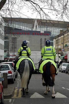Berittene Polizisten patrouillieren auf einer Straße vor dem Emirates Stadium, wo demnächst die Heimspiele von Arsenal London stattfinden werden -  Fußball Herren English Premier League 2005 2006, 1. Englische Liga, Arsenal FC London, Stadionneubau, Neubau Gruppe Emirates Stadium London Reiterstaffel