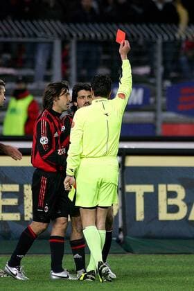 Schiedsrichter Massimo de Santis zeigt Gennaro Gattuso (2.v.re., verdeckt) die Gelb Rote Karte, Andrea Pirlo (beide Milan) versucht zu beschwichtigen Fußball Herren Serie A 2005 2006, 1. Italienische Liga, AC Mailand Gruppe Turin