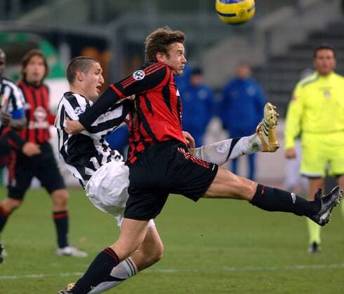 Andriy Shevchenko (Milan, re.) gegen Giorgio Chiellini (Juventus) Fußball Herren Serie A 2005 2006, 1. Italienische Liga, Juventus Turin - AC Mailand 0:0, Juve Gruppe Turin Dynamik, Kampf,