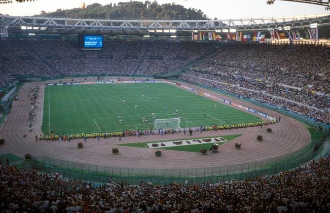 Das ausverkaufte Stadio Olimpico in Rom während des WM Endspiels 1990 zwischen Deutschland und Argentinien Fußball Länderspiel Herren Weltmeisterschaft 1990, Nationalmannschaft, Nationalteam, Nationaltrikot, Finale, Endspiel, Vdia Totale Stadio Olimpico, Olympiastadion Rom