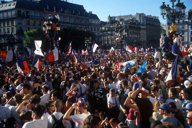 Die französischen Fans bevölkern Stunden vor dem Finale der WM 98 die Straßen und Plätze der Pariser Innenstadt Fußball Länderspiel Herren Weltmeisterschaft 1998, Fahne, Fahnen, Flagge, Flaggen, Landesfahne, Nationalfahne, Nationalfahnen Totale Laternen, Laterne, französische, französisch Paris, Endspiel Masse,
