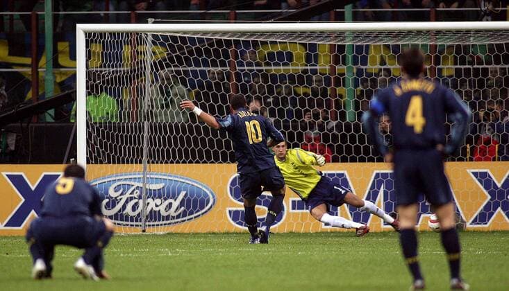 Adriano (Inter, vorn) verschießt einen Elfmeter gegen Torwart Maarten Stekelenburg (Ajax) -  Fußball EC 1 Herren Champions League 2005 2006, FC Internazionale Mailand - Ajax Amsterdam 1:0 Gruppe Mailand Dynamik,