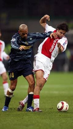 Nourdin Boukhari (Ajax, re.) gegen Juan Sebastian Veron (Inter) -  Fußball EC 1 Herren Champions League 2005 2006, FC Internazionale Mailand - Ajax Amsterdam 1:0 Gruppe Mailand Dynamik,