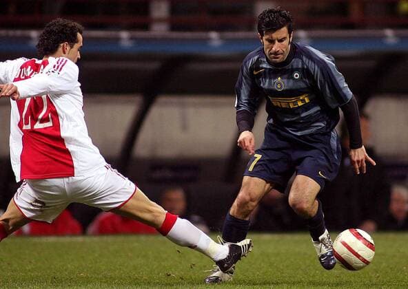 Luis Figo (Inter, re.) gegen Juanfran (Ajax) -  Fußball EC 1 Herren Champions League 2005 2006, FC Internazionale Mailand - Ajax Amsterdam 1:0 Gruppe Mailand Dynamik,