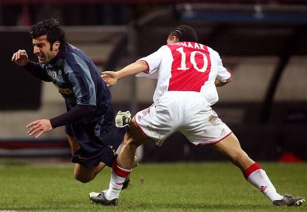 Luis Figo (Inter, li.) kommt gegen Steven Pienaar (Ajax) zu Fall -  Fußball EC 1 Herren Champions League 2005 2006, FC Internazionale Mailand - Ajax Amsterdam 1:0 Gruppe Mailand Dynamik,