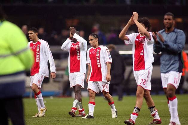 Die Spieler von Ajax bedanken sich enttäuscht bei den Anhängern, v. li.: Hedwiges Maduro, Hatem Trabelsi, Steven Pienaar und Nourdin Boukhari -  Fußball EC 1 Herren Champions League 2005 2006, Ajax Amsterdam Gruppe Mailand Enttäuschung,