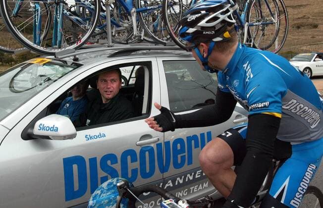 Teamchef Johan Bruyneel (Belgien Discovery Channel, li.) im Gespräch mit einem seiner Fahrer -  Radsport Herren Paris Nizza 2006, ProTour, Straßenradsport, Straße, Rad Gruppe 5. Etappe: Avignon - Digne les Bains