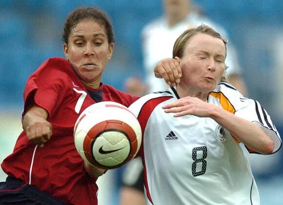 Shannon Boxx (USA, li.) gegen Conny Pohlers (Deutschland) -  Fußball Länderspiel Damen Algarve Cup 2006, Frauen, Frauenfußball, Nationalmannschaft, Nationalteam, Nationaltrikot Gruppe Faro Dynamik, Kampf,
