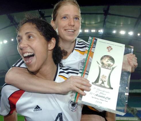 Steffi Jones (li.) und Petra Wimbersky (beide Deutschland) jubeln über den Gewinn des Algarve Pokals 2006 -  Fußball Länderspiel Damen Algarve Cup 2006, Frauen, Frauenfußball, Nationalmannschaft, Nationalteam, Nationaltrikot Gruppe Faro Freude,
