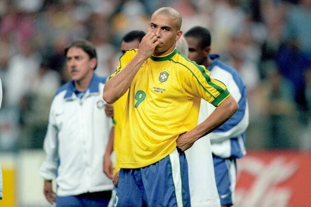 Ronaldo (Brasilien) enttäuscht nach der Finalniederlage Fußball Länderspiel Herren Weltmeisterschaft 1998, Nationalmannschaft, Nationalteam, Nationaltrikot, Finale, Endspiel, Vneg Einzelbild Paris St. Denis Verzweiflung,