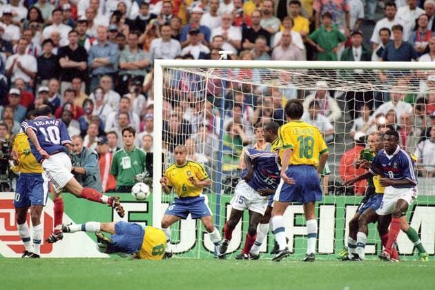 Zinedine Zidane (li., Frankreich) kommt frei zum Kopfball und erzielt das 2:0, Roberto Carlos (hi.li., Brasilien) scheint Angst vor dem Ball zu haben Fußball Länderspiel Herren Weltmeisterschaft 1998, Nationalmannschaft, Nationalteam, Nationaltrikot, Finale, Endspiel, Vneg Totale Frankreich - Brasilien 3:0 Paris St. Denis Spannung,