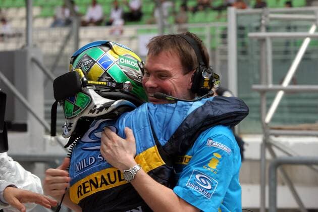 Giancarlo Fisichella (Italien, li.) umarmt Renningenieur Alan Permane (England beide Renault) Motorsport Grand Prix Herren Großer Preis von Malaysia 2006, Formel 1 Weltmeisterschaft, F1, F, GP, WM, vdig Gruppe Sepang Kuala Lumpur Freude,