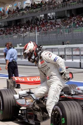 Kimi Räikkönen (Finnland McLaren Mercedes) steigt aus seinem Boliden Motorsport Grand Prix Herren Großer Preis von Malaysia 2006, Formel 1 Weltmeisterschaft, F1, F, GP, WM, vdig Einzelbild Sepang Kuala Lumpur