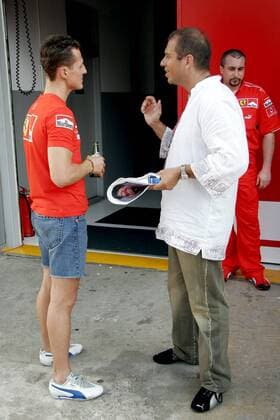 Michael Schumacher (Deutschland Ferrari, li.) im Gespräch mit RTL Reporter Kai Ebel Motorsport Grand Prix Herren Großer Preis von Malaysia 2006, Formel 1 Weltmeisterschaft, F1, F, GP, WM, Vdig Gruppe Sepang Kuala Lumpur