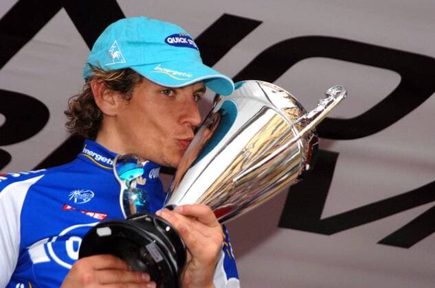 Filippo Pozzato (Italien Quick Step Innergetic) gewinnt Mailand - San Remo 2006 und küßt den Pokal -  Radsport Herren 97. Mailand - San Remo 2006, ProTour, Straßenradsport, Straße, Rad Einzelbild Freude,