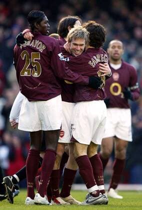 Torjubel Arsenal, v.li.: Emmanuel Adebayor, Torschütze Aliaksandr Hleb und Cesc Fabregas Fußball Herren English Premier League 2005 2006, 1. Englische Liga, Arsenal FC London Gruppe London Freude, Begeisterung,