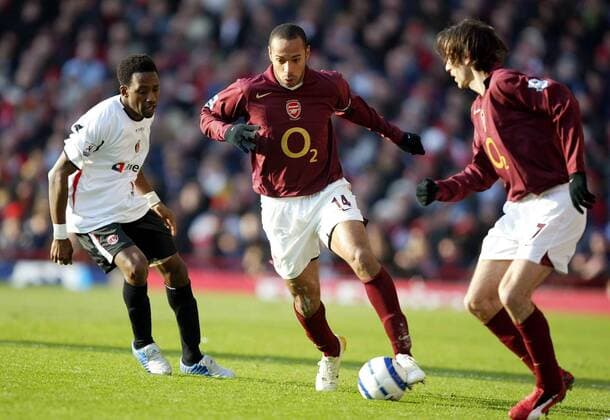 Thierry Henry (Mitte) und Pires (beide Arsenal) gegen Jason Euell (Charlton) Fußball Herren English Premier League 2005 2006, 1. Englische Liga, Arsenal FC London - Charlton Athletic 3:0 Gruppe London Dynamik,