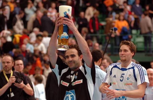 Pokalsieger Alexis Valido (Mitte) stemmt jubelnd ein Bierglas, Simon Tischer tropft bei diesem Anblick auch schon der Zahn (re., beide Friedrichshafen) Volleyball 1. BL Herren DVV Pokal 2005 2006, Pokalspiel, Pokalfinale, Finale, Endspiel, Pokalendspiel Gruppe Halle Freude,