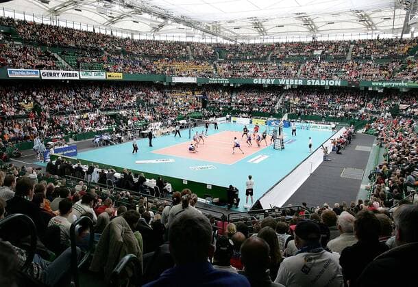 Das Pokalendspiel zwischen dem Moerser SC und dem VfB Friedrichshafen im fast ausverkauftem Gerry Weber Stadion Volleyball 1. BL Herren DVV Pokal 2005 2006, Pokalspiel, Pokalfinale, Pokalendspiel, Finale, Endspiel Totale Gerry Weber Halle Halle
