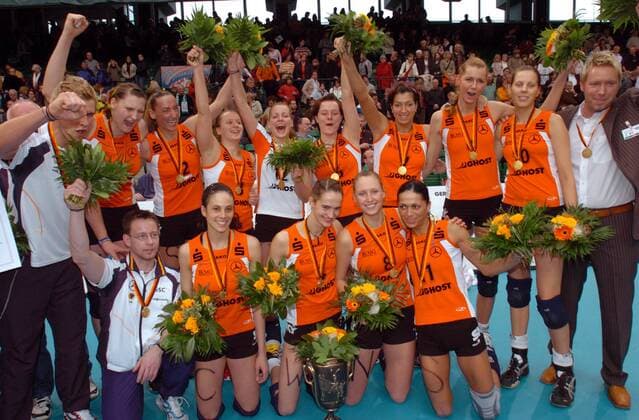 Der Schweriner SC ist Pokalsieger 2006, hi.v.re.: Trainer Aleksandersen, Schumann, Kasperski, Wolf, Retzlaff, Dörendahl, Weiß, Roll, Gollan und Betreuer Koslowski; Vorn v.re.: Basic, Fischer, Schlüter, und Cassia de Oliveira Volleyball 1. BL Damen DVV Pokal 2005 2006, Pokalspiel, Pokalfinale, Pokalendspiel, Finale, Endspiel Totale Halle Freude,