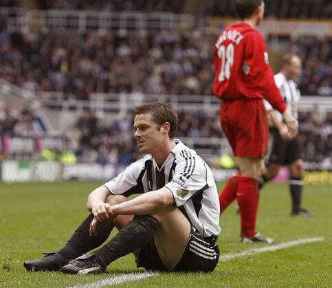 Scott Parker (Newcastle) sitzt enttäuscht am Boden - EDITORIAL USE ONLY. No use with unauthorised audio, video, data, fixture lists, club league logos or live services. Online in-match use limited to 120 images, no video emulation. No use in betting, games or single club league player publications. Fußball Herren English Premier League 2005 2006, 1. Englische Liga, Newcastle United - FC Liverpool 1:3 Einzelbild Newcastle Enttäuschung,
